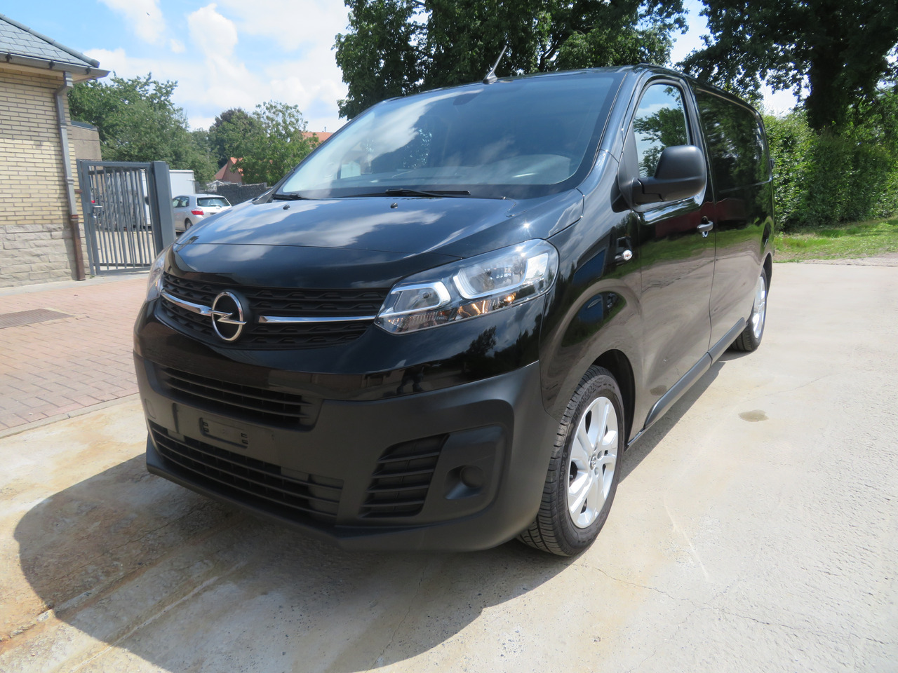 OPEL Vivaro Edition 2.0 Turbo - L2H1 - Kis furgon: 3 kép. OPEL Vivaro Edition 2.0 Turbo - L2H1 - Kis furgon: 3 kép.