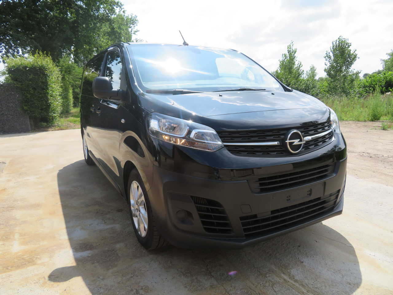 OPEL Vivaro Edition 2.0 Turbo - L2H1 - Kis furgon: 1 kép. OPEL Vivaro Edition 2.0 Turbo - L2H1 - Kis furgon: 1 kép.