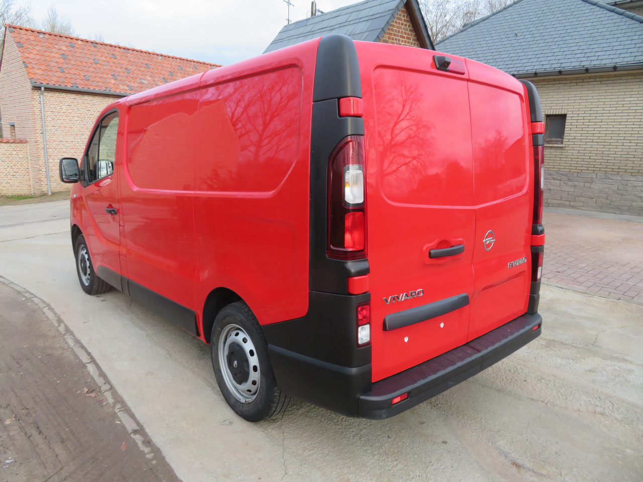 Opel Vivaro 1.6CDTI BI-Turbo - L1H1 - Kis furgon: 5 kép. Opel Vivaro 1.6CDTI BI-Turbo - L1H1 - Kis furgon: 5 kép.