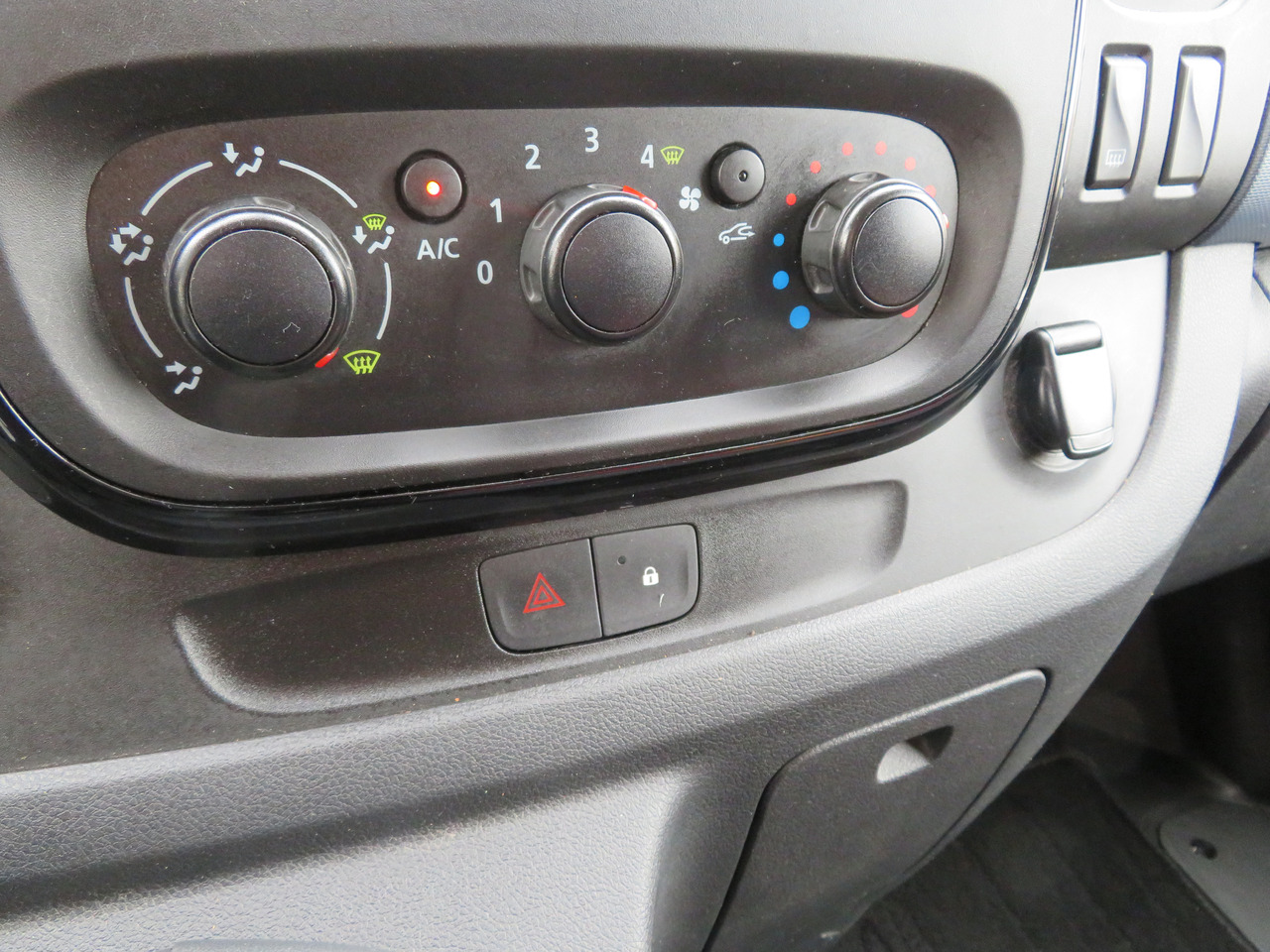 Kis furgon Opel Vivaro 1.6CDTI BI-Turbo - L1H1: 12 kép.