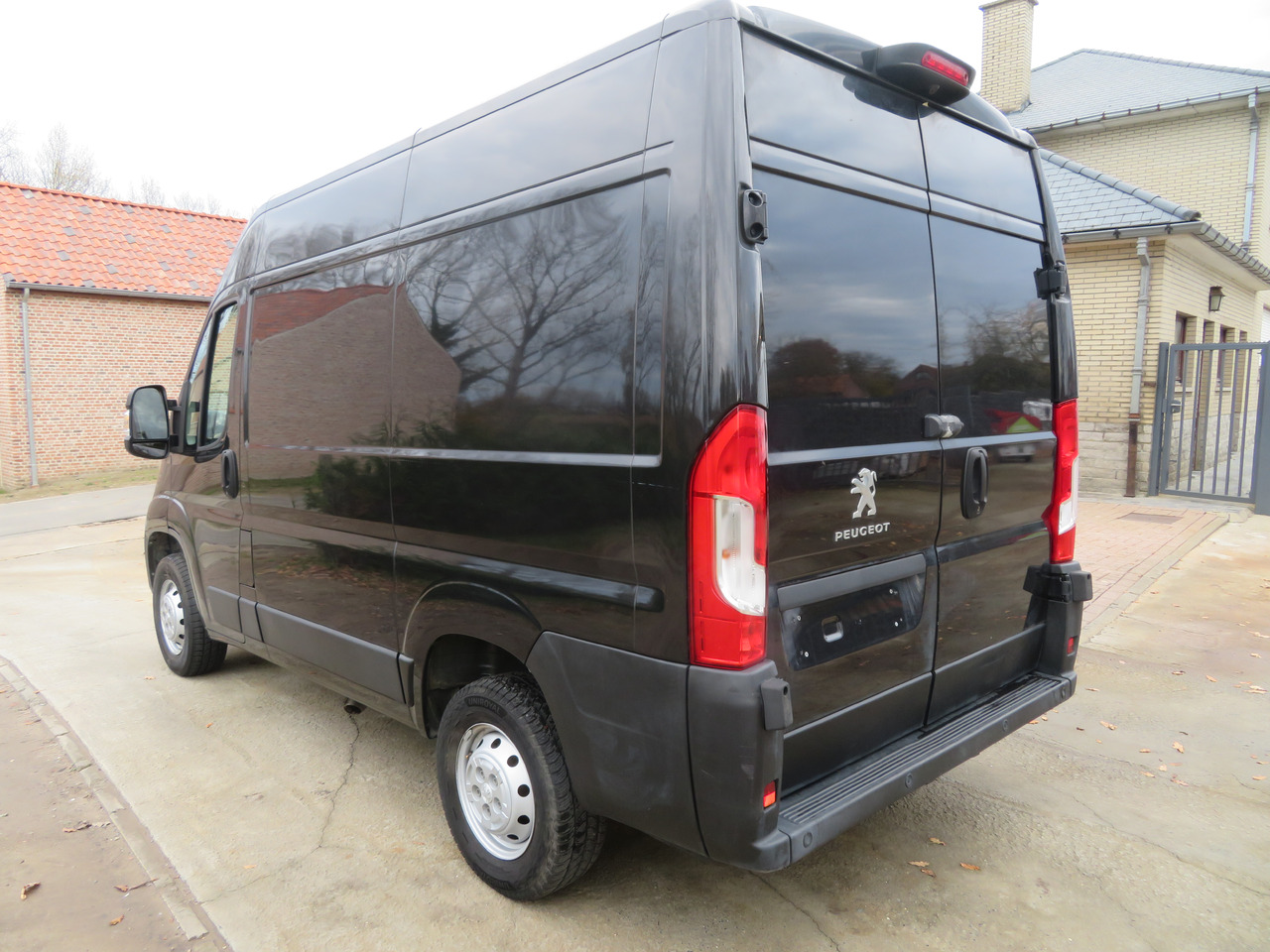 Peugeot Boxer 2.2 BlueHDI L1H2 premium - Kis furgon: 5 kép. Peugeot Boxer 2.2 BlueHDI L1H2 premium - Kis furgon: 5 kép.