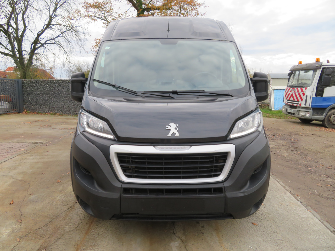 Peugeot Boxer 2.2 BlueHDI L1H2 premium - Kis furgon: 2 kép. Peugeot Boxer 2.2 BlueHDI L1H2 premium - Kis furgon: 2 kép.