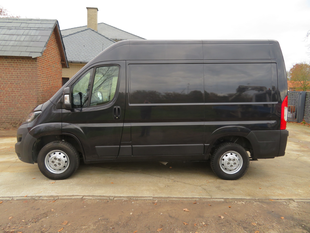 Peugeot Boxer 2.2 BlueHDI L1H2 premium - Kis furgon: 4 kép. Peugeot Boxer 2.2 BlueHDI L1H2 premium - Kis furgon: 4 kép.