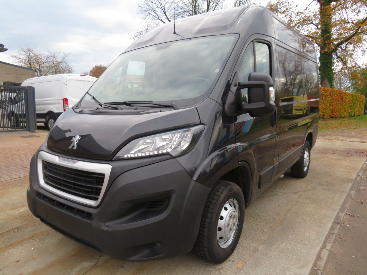 Peugeot Boxer 2.2 BlueHDI L1H2 premium - Kis furgon: 3 kép. Peugeot Boxer 2.2 BlueHDI L1H2 premium - Kis furgon: 3 kép.