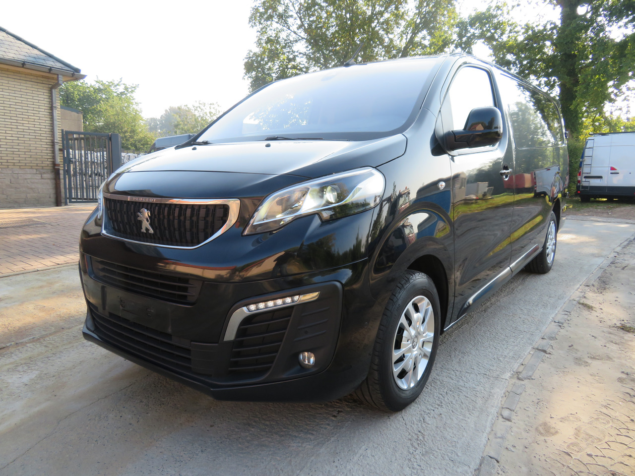 Peugeot Expert 2.0 BlueHDi - L3 - Automaat - Furgon: 3 kép. Peugeot Expert 2.0 BlueHDi - L3 - Automaat - Furgon: 3 kép.