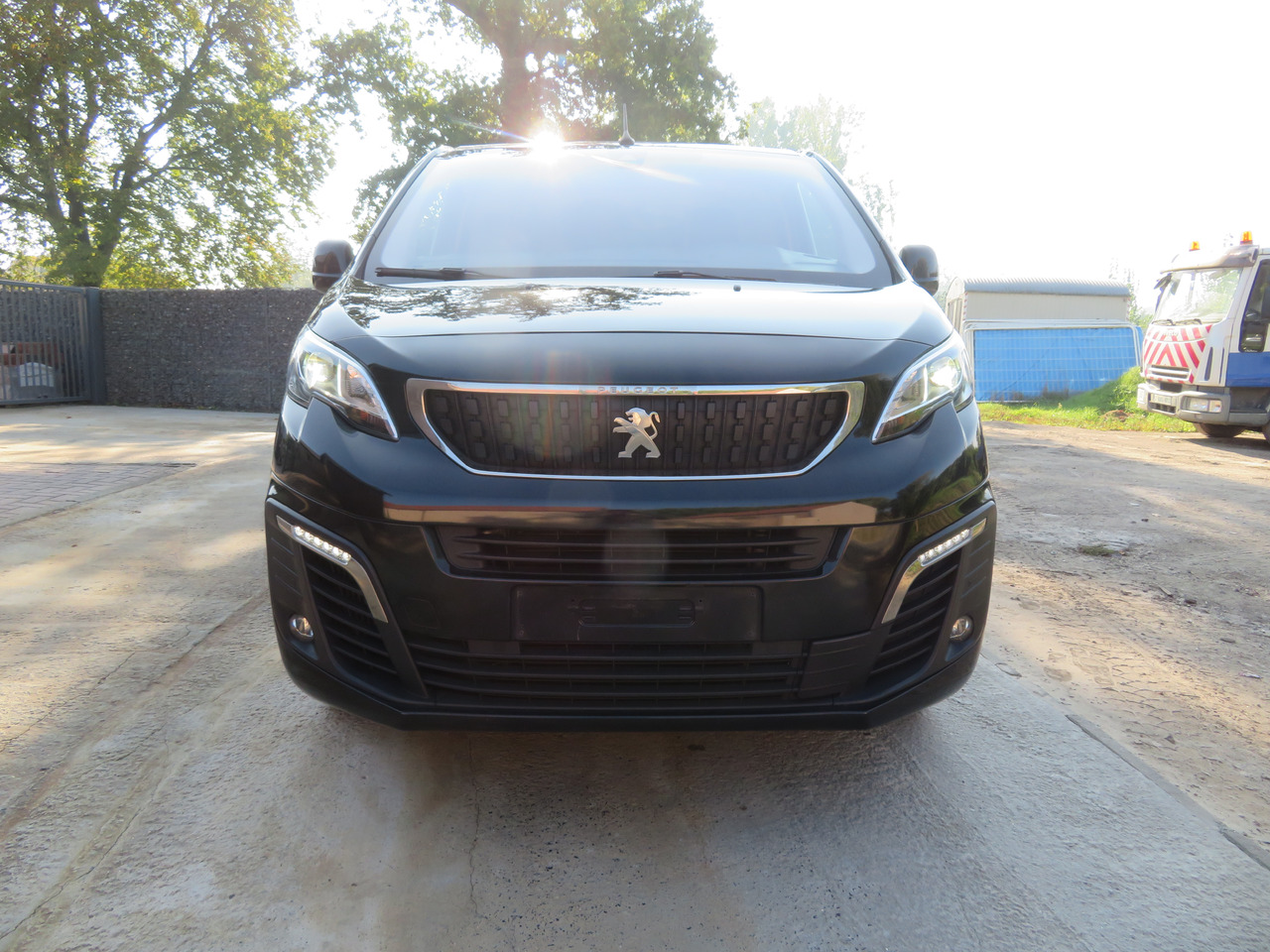 Peugeot Expert 2.0 BlueHDi - L3 - Automaat - Furgon: 2 kép. Peugeot Expert 2.0 BlueHDi - L3 - Automaat - Furgon: 2 kép.