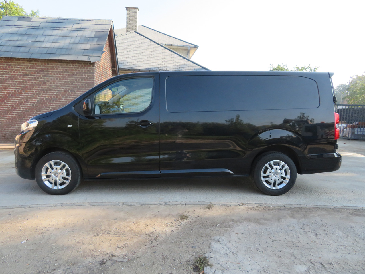 Peugeot Expert 2.0 BlueHDi - L3 - Automaat - Furgon: 4 kép. Peugeot Expert 2.0 BlueHDi - L3 - Automaat - Furgon: 4 kép.