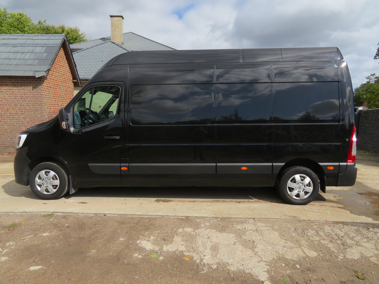 Renault Master 2.3dCi Grand Confort - L3H3 - Furgon: 4 kép. Renault Master 2.3dCi Grand Confort - L3H3 - Furgon: 4 kép.