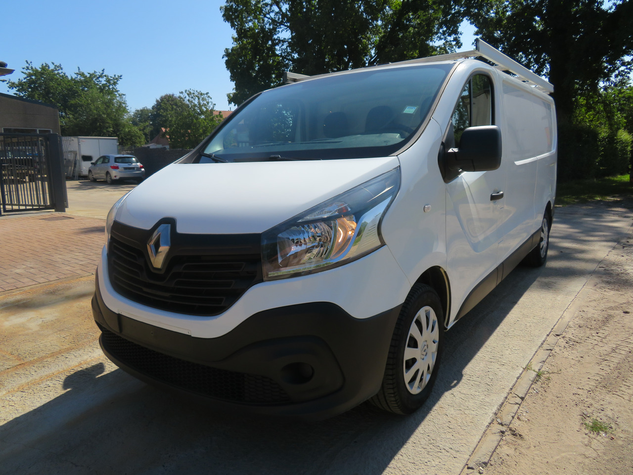 Renault Trafic 1.6dCi Grand Confort - L2H1 - Kis furgon: 3 kép. Renault Trafic 1.6dCi Grand Confort - L2H1 - Kis furgon: 3 kép.