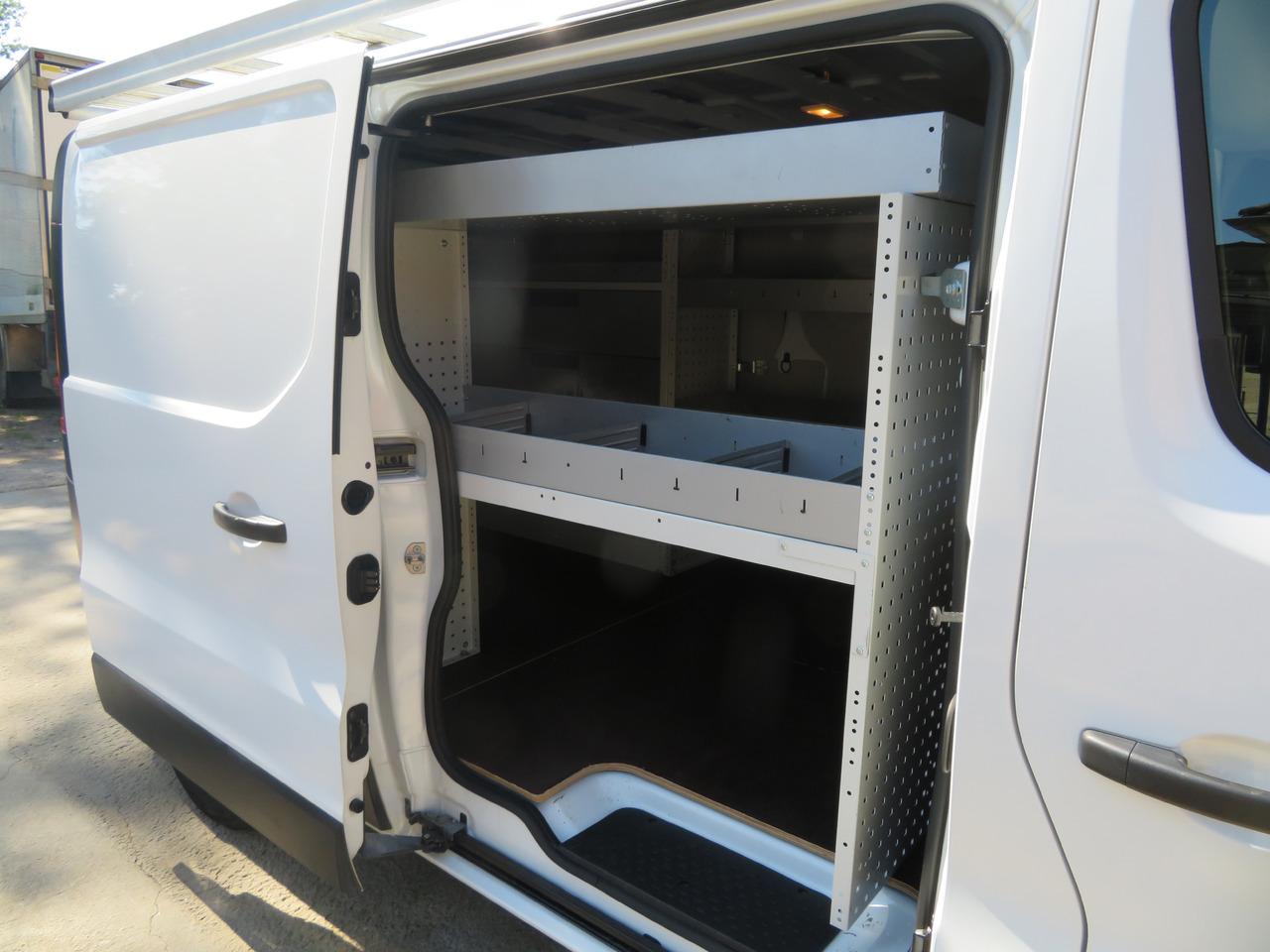 Kis furgon Renault Trafic 1.6dCi Grand Confort - L2H1: 9 kép.