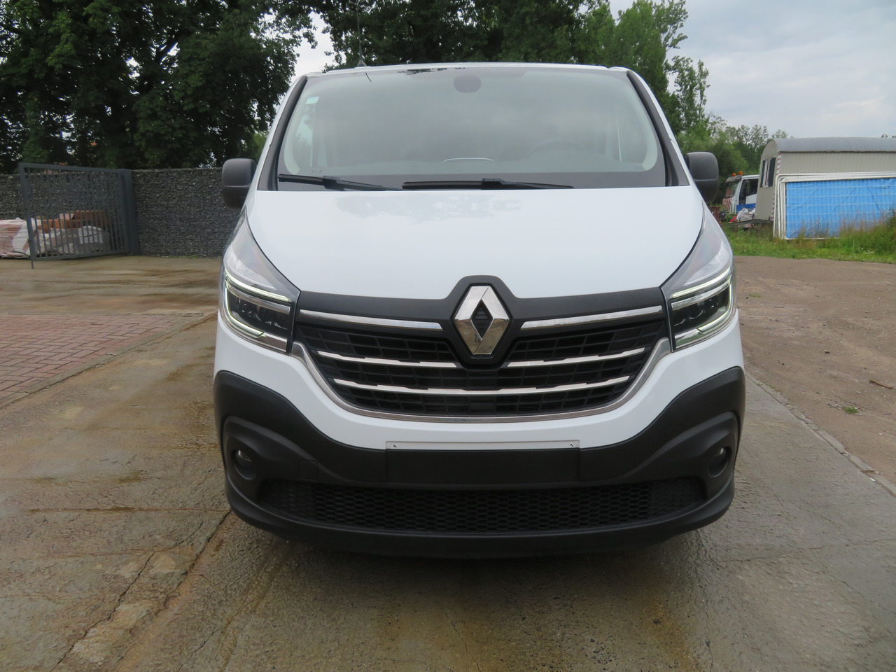 Renault Trafic 2.0dCi Grand Confort - L2H1 - Kis furgon: 2 kép. Renault Trafic 2.0dCi Grand Confort - L2H1 - Kis furgon: 2 kép.