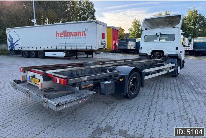 Mercedes-Benz Atego 1318 Day Cab, Euro 6, / BDF / DHOLLANDIA 2000KG - Cserefelépítményes teherautó: 3 kép. Mercedes-Benz Atego 1318 Day Cab, Euro 6, / BDF / DHOLLANDIA 2000KG - Cserefelépítményes teherautó: 3 kép.