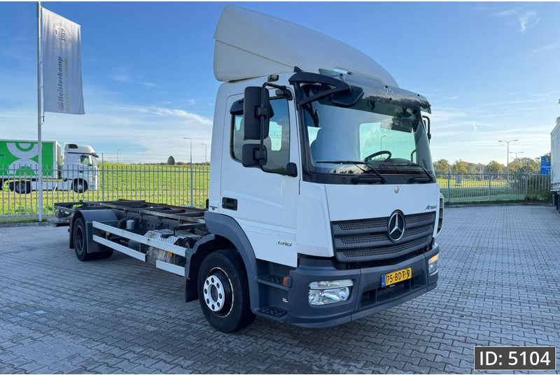 Mercedes-Benz Atego 1318 Day Cab, Euro 6, / BDF / DHOLLANDIA 2000KG - Cserefelépítményes teherautó: 5 kép. Mercedes-Benz Atego 1318 Day Cab, Euro 6, / BDF / DHOLLANDIA 2000KG - Cserefelépítményes teherautó: 5 kép.
