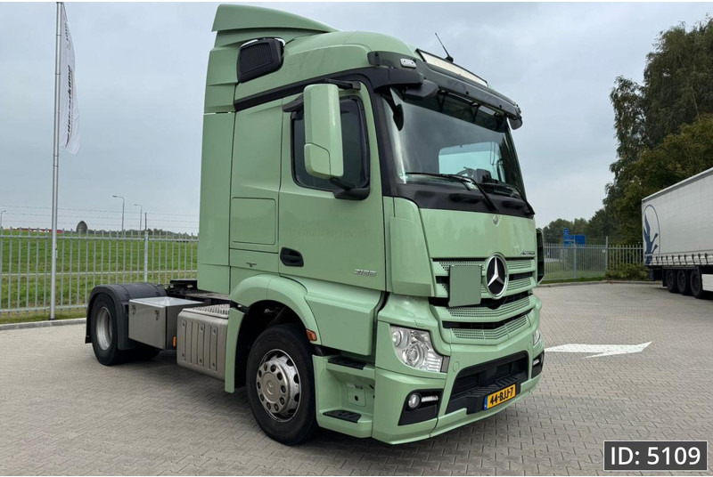 Mercedes-Benz Actros 1836 StreamSpace, Euro 6 - Nyergesvontató: 4 kép. Mercedes-Benz Actros 1836 StreamSpace, Euro 6 - Nyergesvontató: 4 kép.