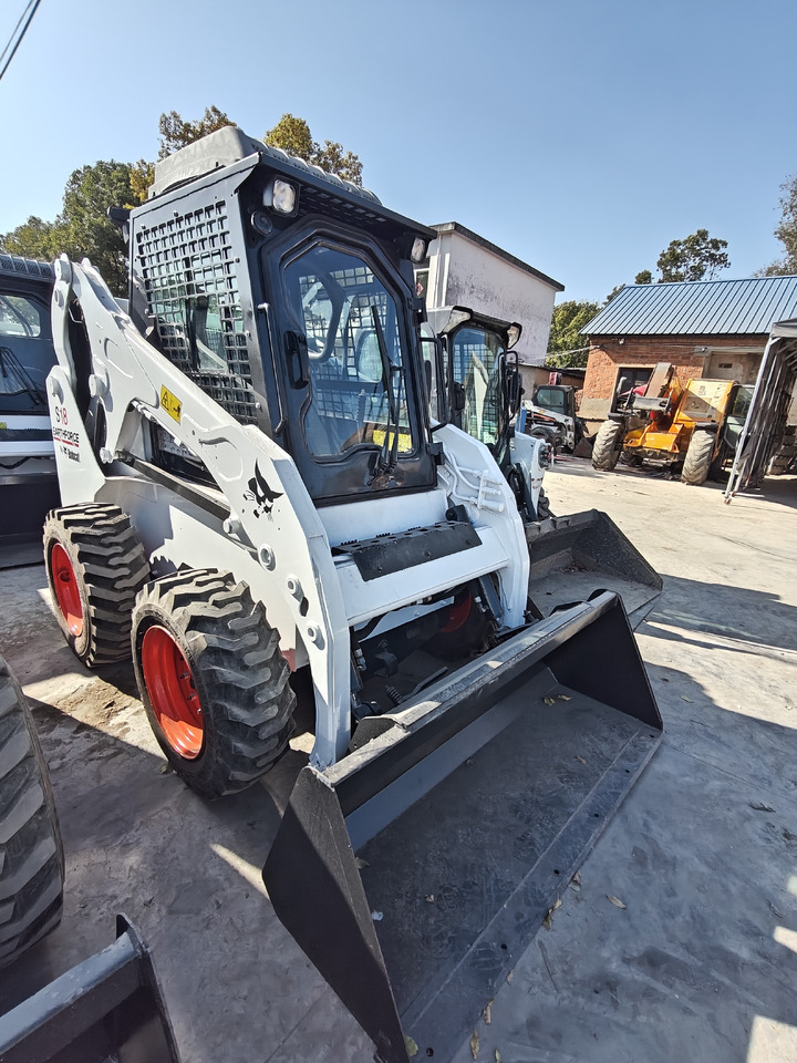 BOBCAT S18 Skid Steer Loader Click for Disconunt - Mini homlokrakodó: 1 kép. BOBCAT S18 Skid Steer Loader Click for Disconunt - Mini homlokrakodó: 1 kép.