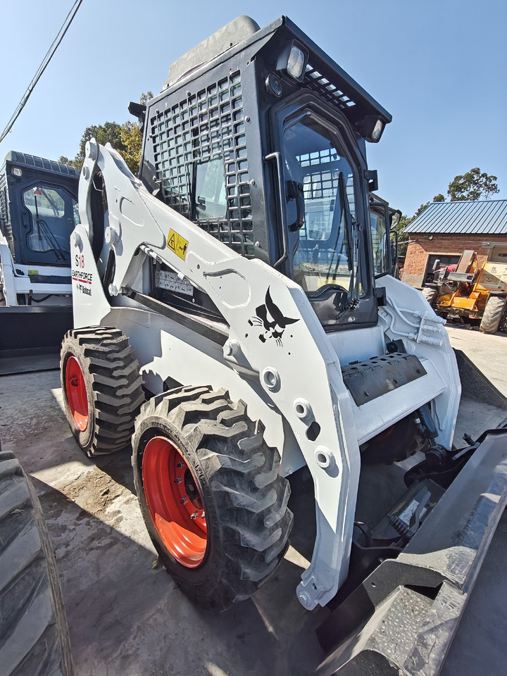 BOBCAT S18 Skid Steer Loader Click for Disconunt - Mini homlokrakodó: 2 kép. BOBCAT S18 Skid Steer Loader Click for Disconunt - Mini homlokrakodó: 2 kép.