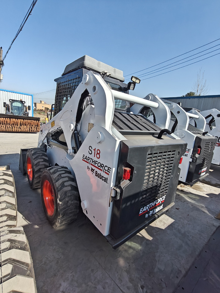 BOBCAT S18 Skid Steer Loader Click for Disconunt - Mini homlokrakodó: 4 kép. BOBCAT S18 Skid Steer Loader Click for Disconunt - Mini homlokrakodó: 4 kép.