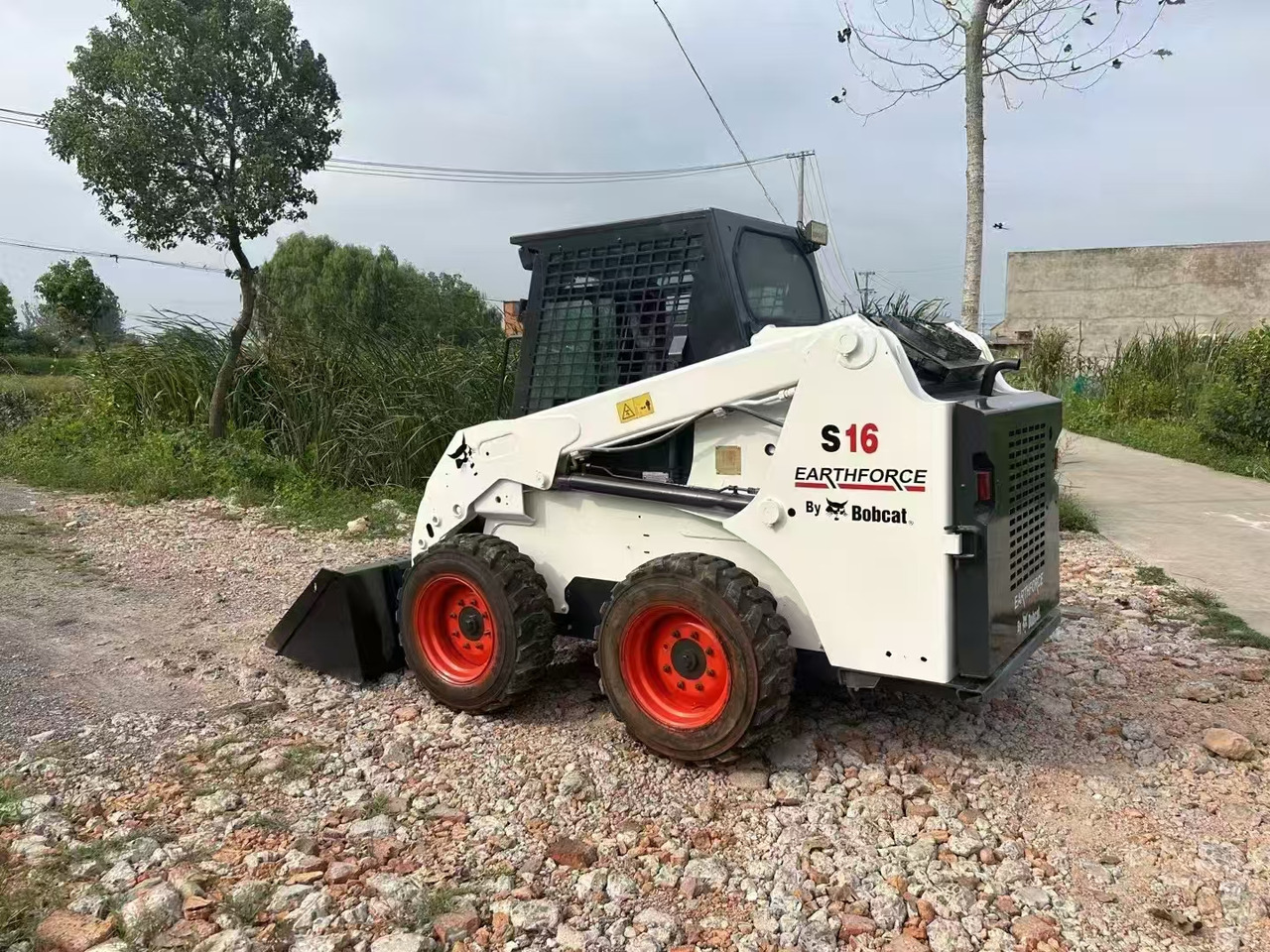 BOBCAT Skid Steer Loader S16 - Mini homlokrakodó: 4 kép. BOBCAT Skid Steer Loader S16 - Mini homlokrakodó: 4 kép.
