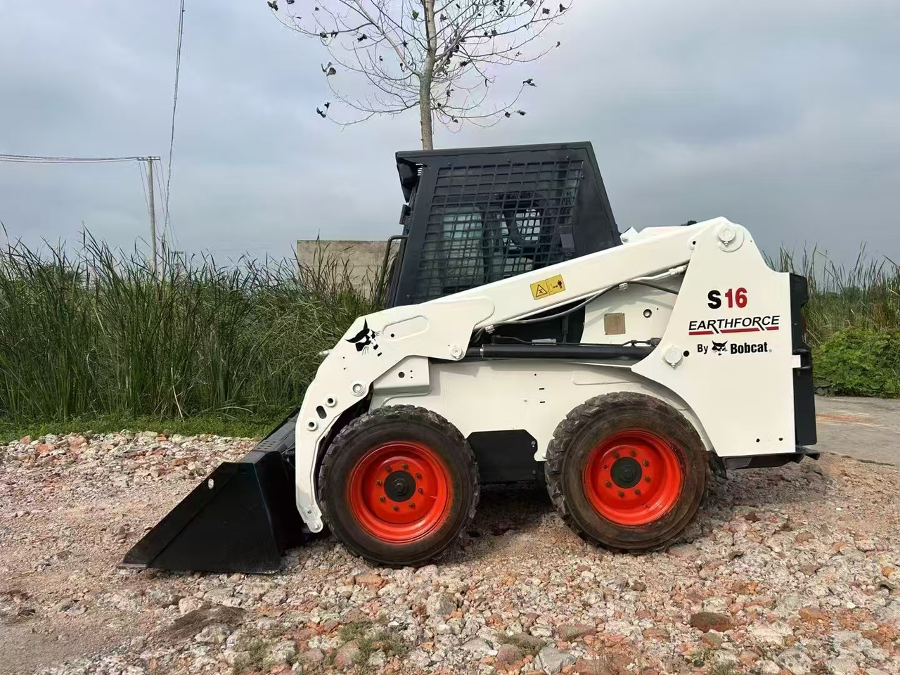 BOBCAT Skid Steer Loader S16 - Mini homlokrakodó: 3 kép. BOBCAT Skid Steer Loader S16 - Mini homlokrakodó: 3 kép.