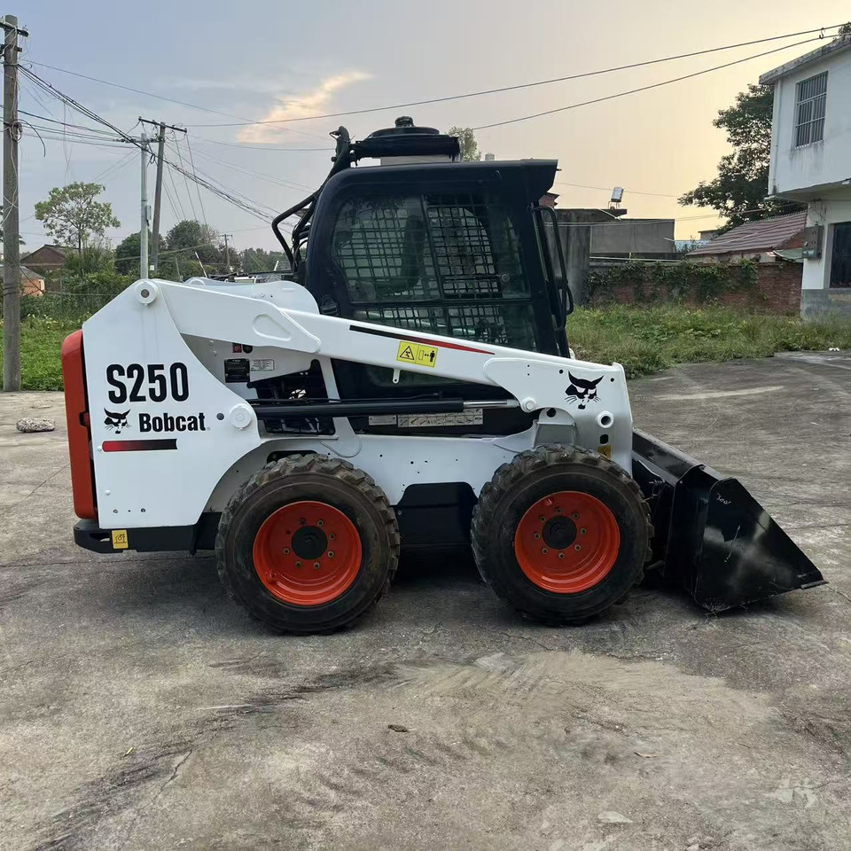 BOBCAT Skid Steer Loader S250 New Condition Hours True - Mini homlokrakodó: 2 kép. BOBCAT Skid Steer Loader S250 New Condition Hours True - Mini homlokrakodó: 2 kép.