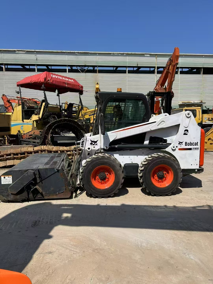 BOBCAT Skid Steer Loader S630 Good Condition - Mini homlokrakodó: 2 kép. BOBCAT Skid Steer Loader S630 Good Condition - Mini homlokrakodó: 2 kép.