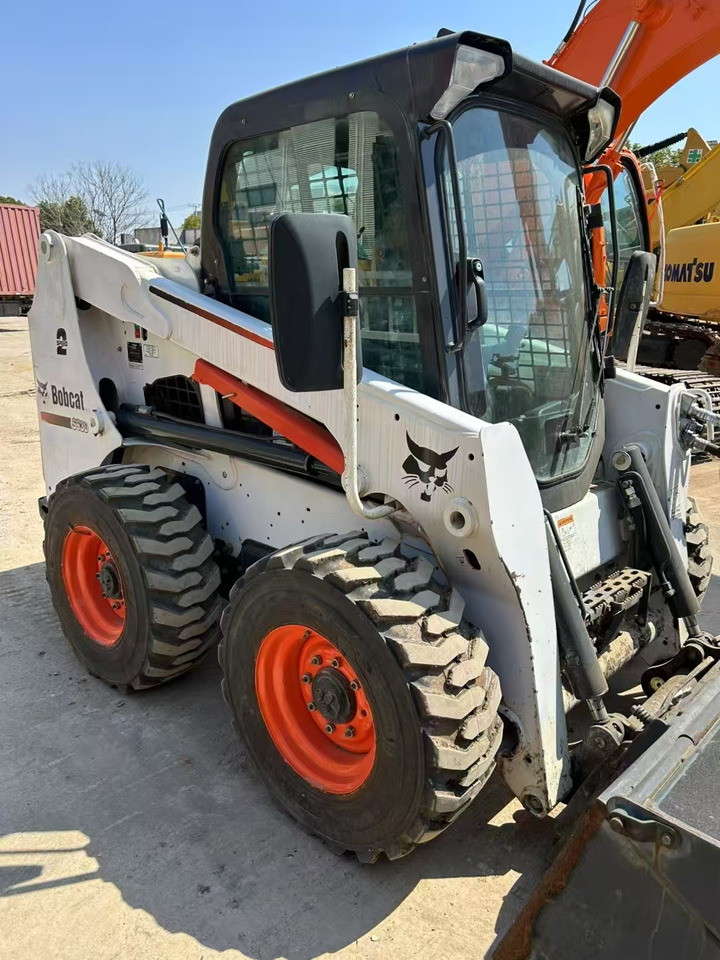 BOBCAT Skid Steer Loader S630 Good Condition - Mini homlokrakodó: 3 kép. BOBCAT Skid Steer Loader S630 Good Condition - Mini homlokrakodó: 3 kép.