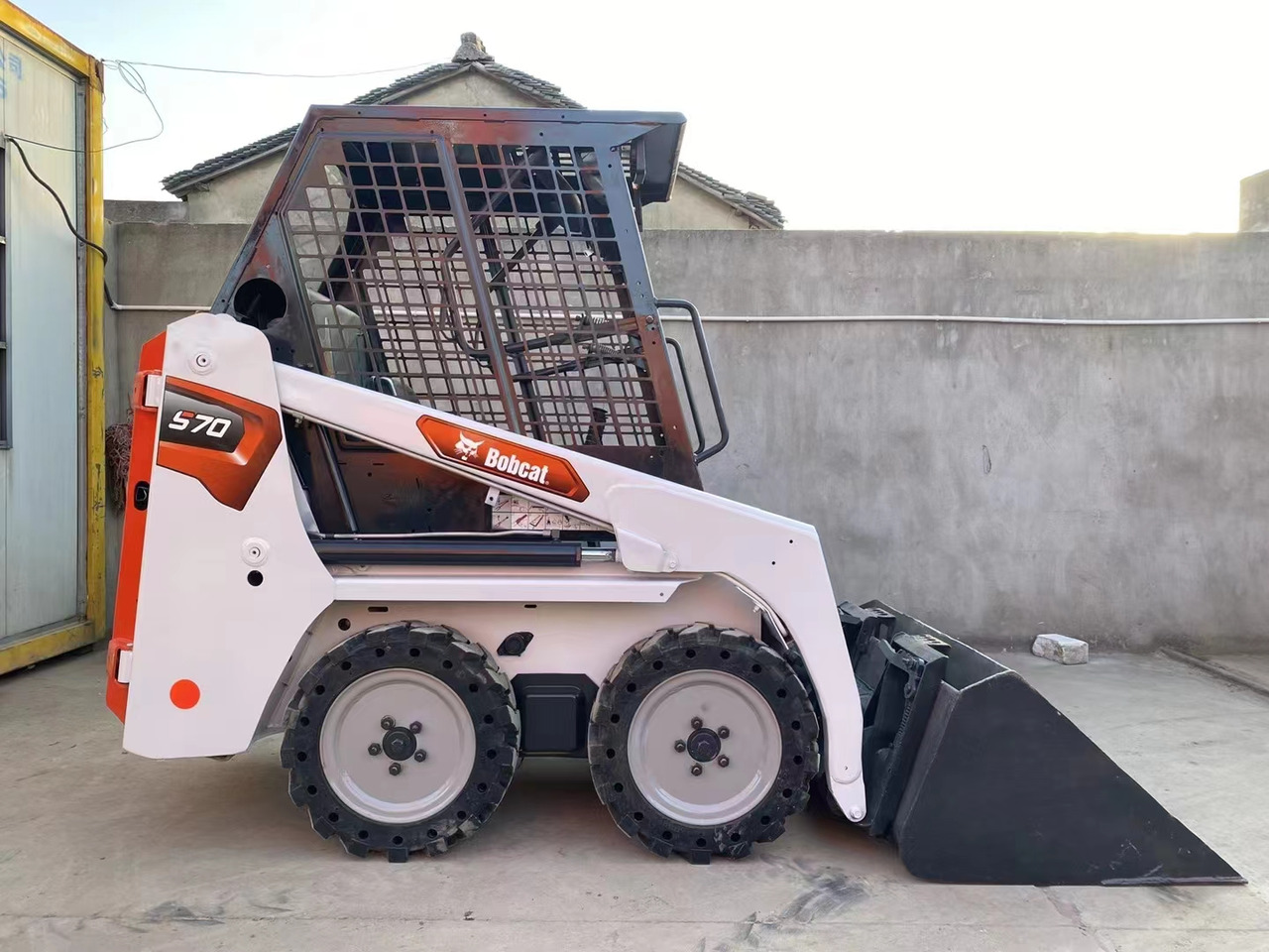 BOBCAT Skid Steer Loader S70 - Mini homlokrakodó: 1 kép. BOBCAT Skid Steer Loader S70 - Mini homlokrakodó: 1 kép.