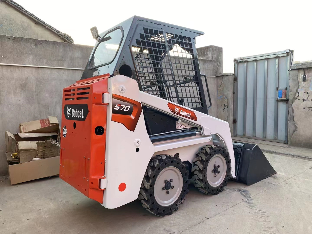 BOBCAT Skid Steer Loader S70 - Mini homlokrakodó: 5 kép. BOBCAT Skid Steer Loader S70 - Mini homlokrakodó: 5 kép.