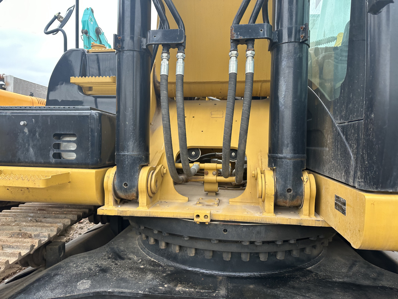 CAT 336D - Kotrógép: 3 kép. CAT 336D - Kotrógép: 3 kép.