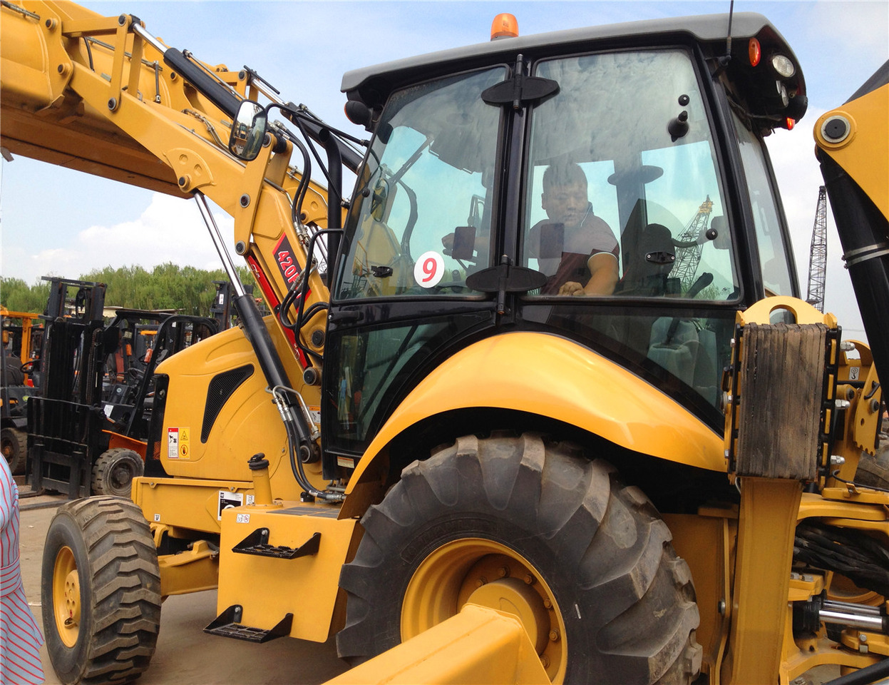 CAT 420F Backhoe Loader - Kotrórakodó: 1 kép. CAT 420F Backhoe Loader - Kotrórakodó: 1 kép.
