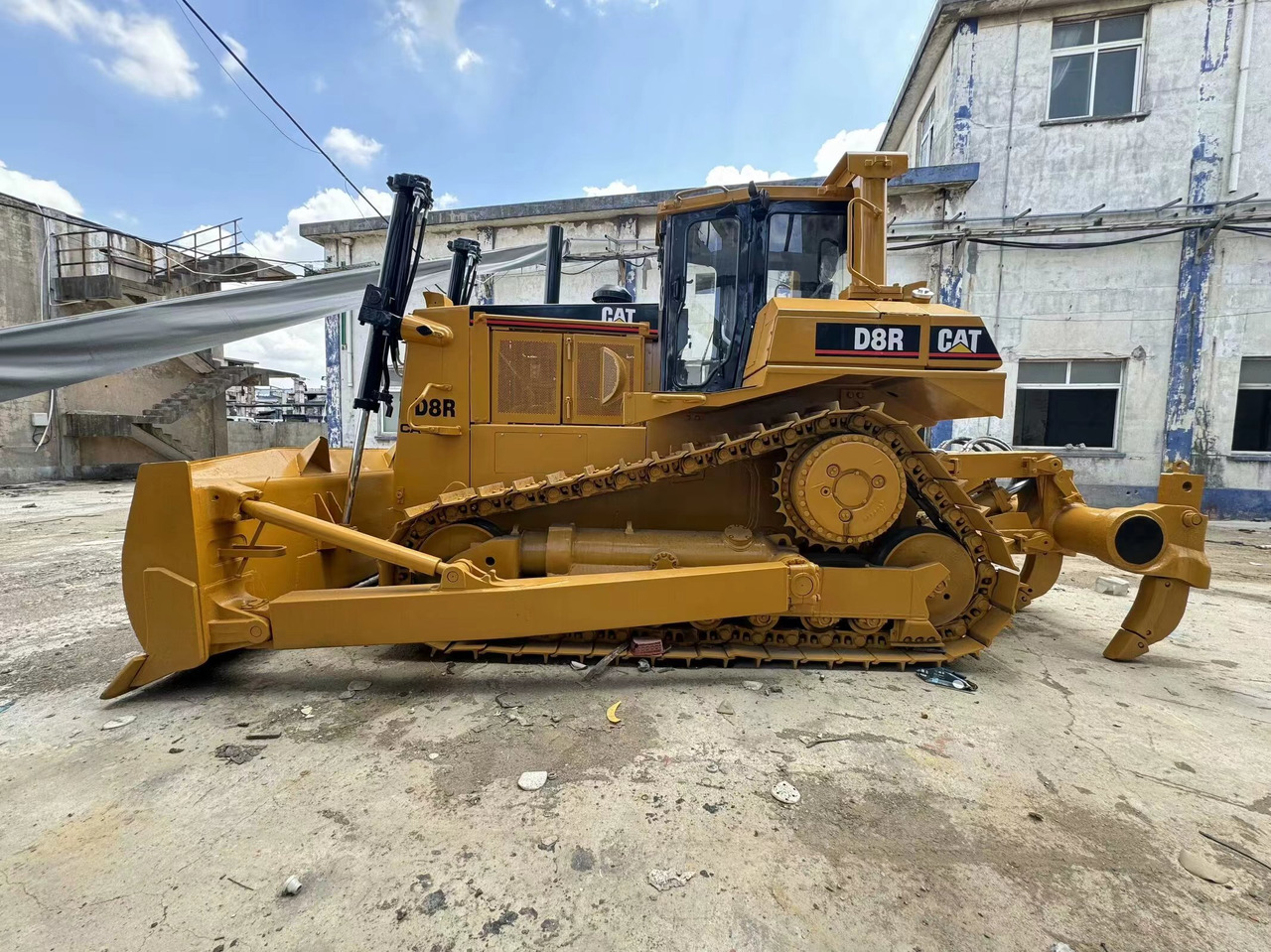 CAT Bulldozer D8R Click for Discount - Buldózer: 1 kép. CAT Bulldozer D8R Click for Discount - Buldózer: 1 kép.