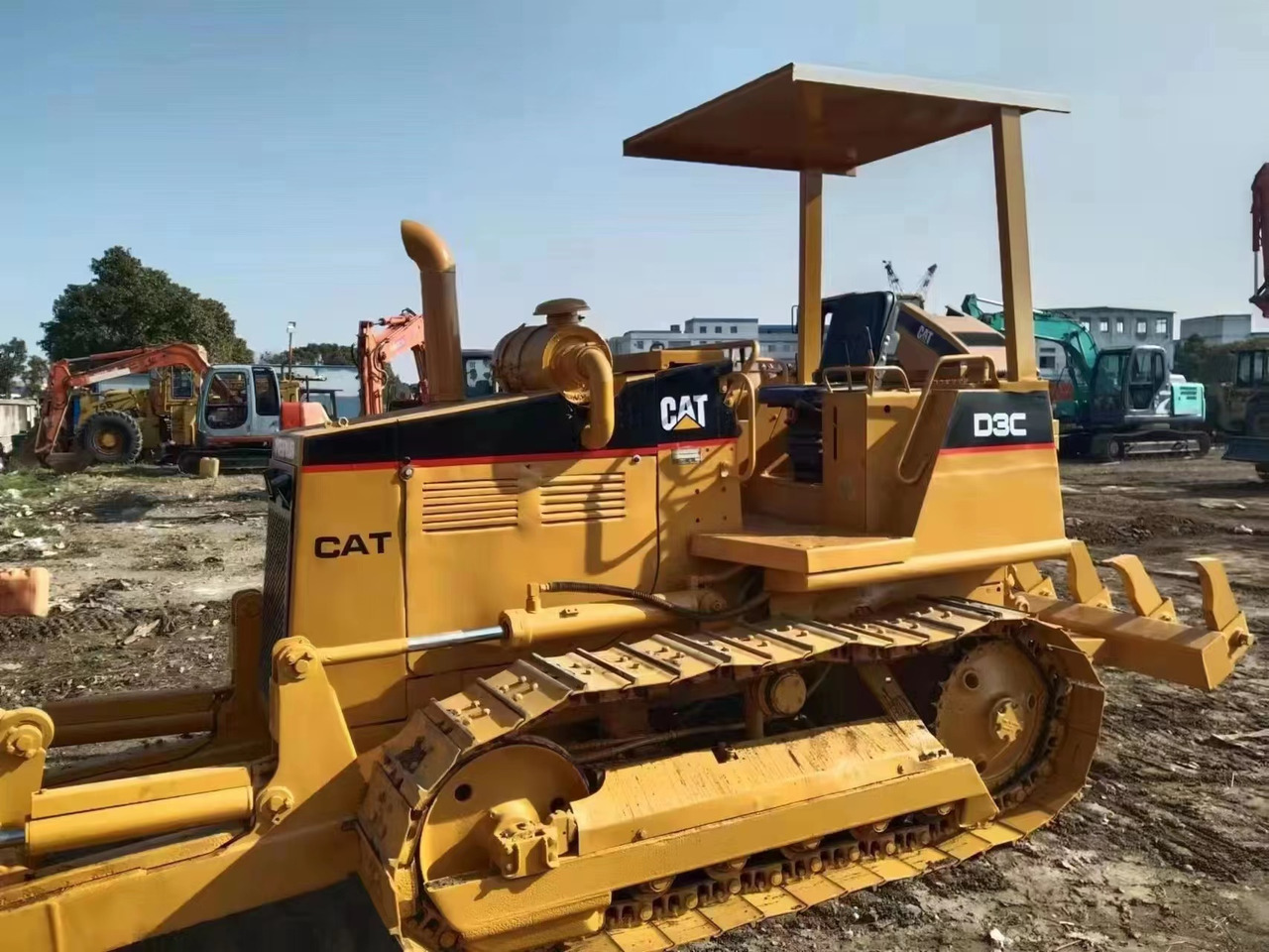 CAT D3C - Buldózer: 1 kép. CAT D3C - Buldózer: 1 kép.