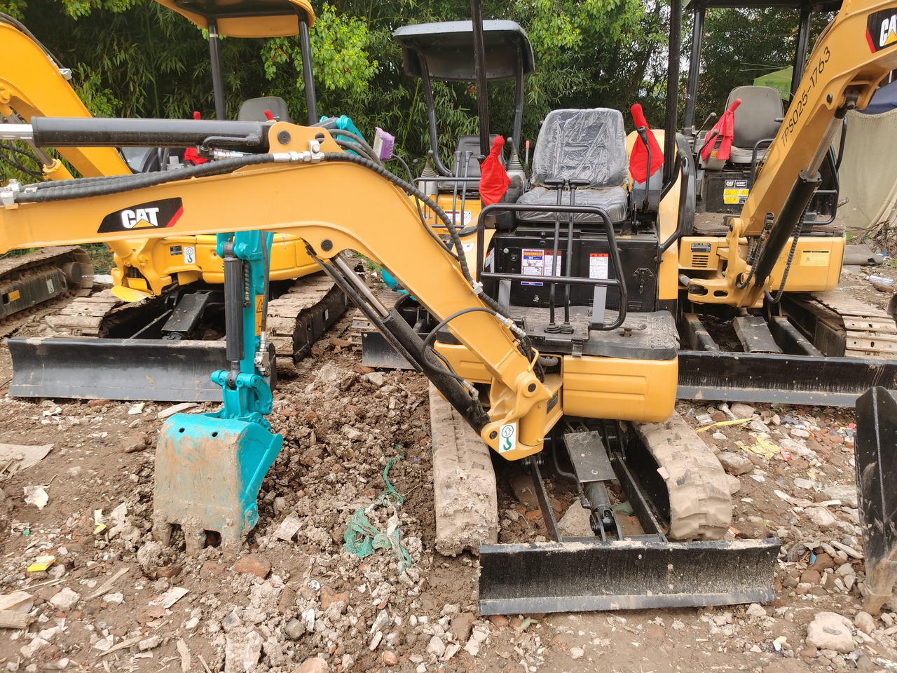 CATERPILLAR 301.5CR - Minikotró: 3 kép. CATERPILLAR 301.5CR - Minikotró: 3 kép.