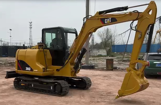 CATERPILLAR 306D - Minikotró: 4 kép. CATERPILLAR 306D - Minikotró: 4 kép.