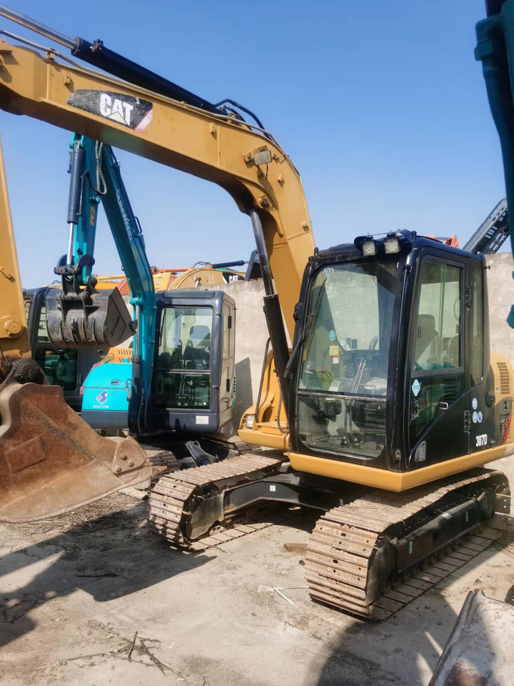CATERPILLAR 307D - Lánctalpas kotró: 2 kép. CATERPILLAR 307D - Lánctalpas kotró: 2 kép.