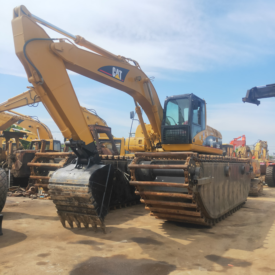 CATERPILLAR 320C - Lánctalpas kotró: 2 kép. CATERPILLAR 320C - Lánctalpas kotró: 2 kép.