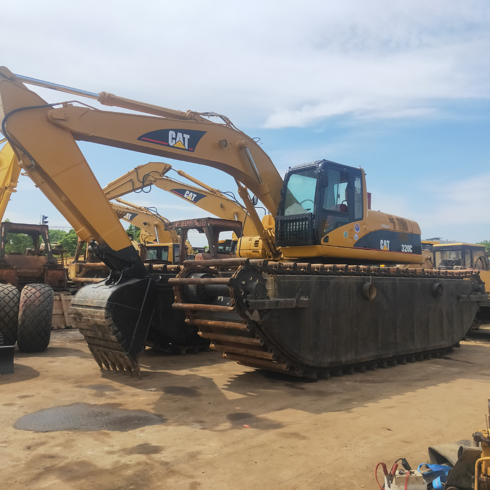 CATERPILLAR 320C - Lánctalpas kotró: 3 kép. CATERPILLAR 320C - Lánctalpas kotró: 3 kép.