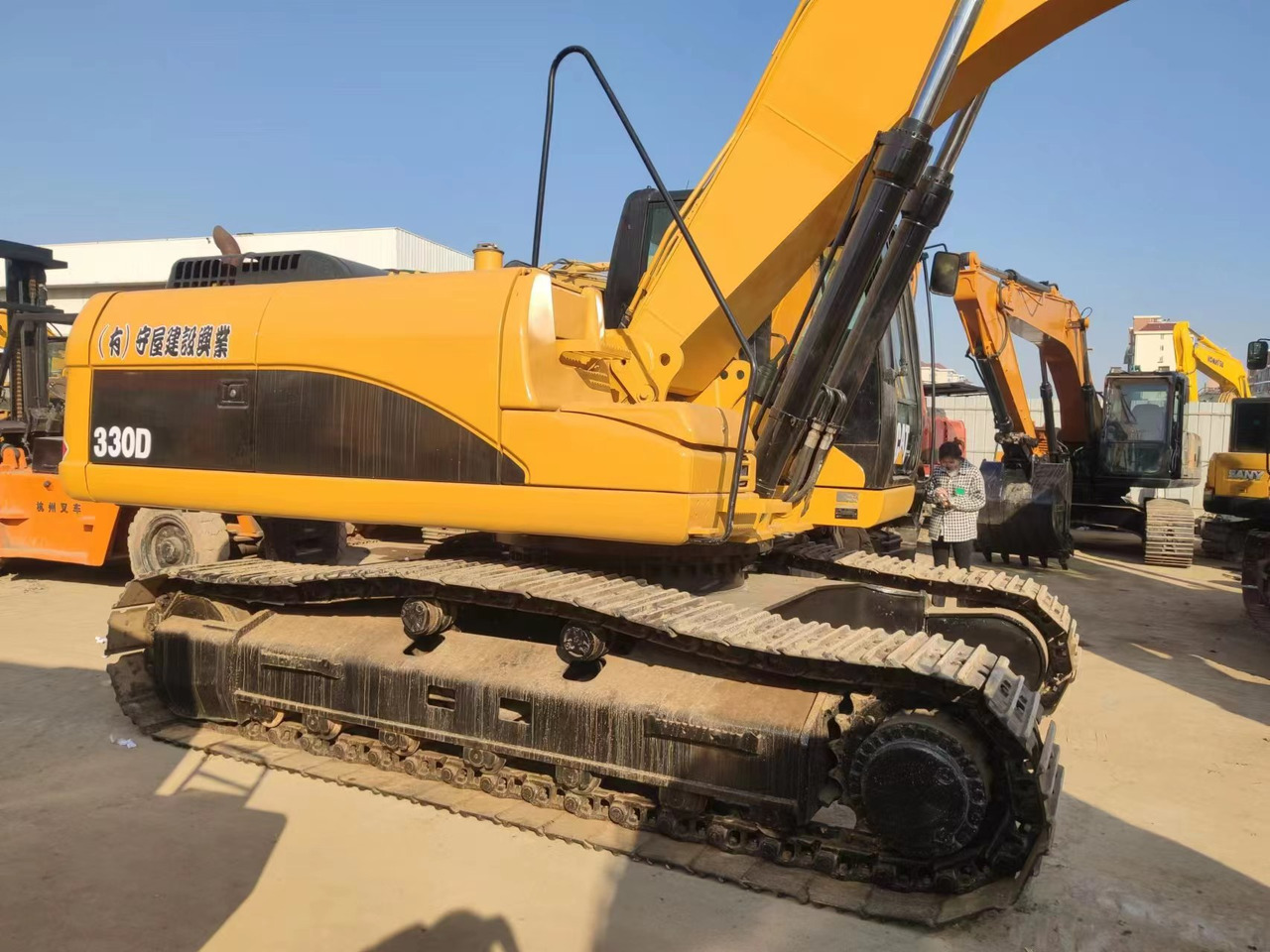 CATERPILLAR 330D - Lánctalpas kotró: 3 kép. CATERPILLAR 330D - Lánctalpas kotró: 3 kép.