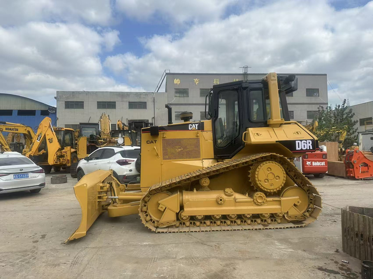 CATERPILLAR D6R Bulldozer Click forDiscount - Buldózer: 2 kép. CATERPILLAR D6R Bulldozer Click forDiscount - Buldózer: 2 kép.