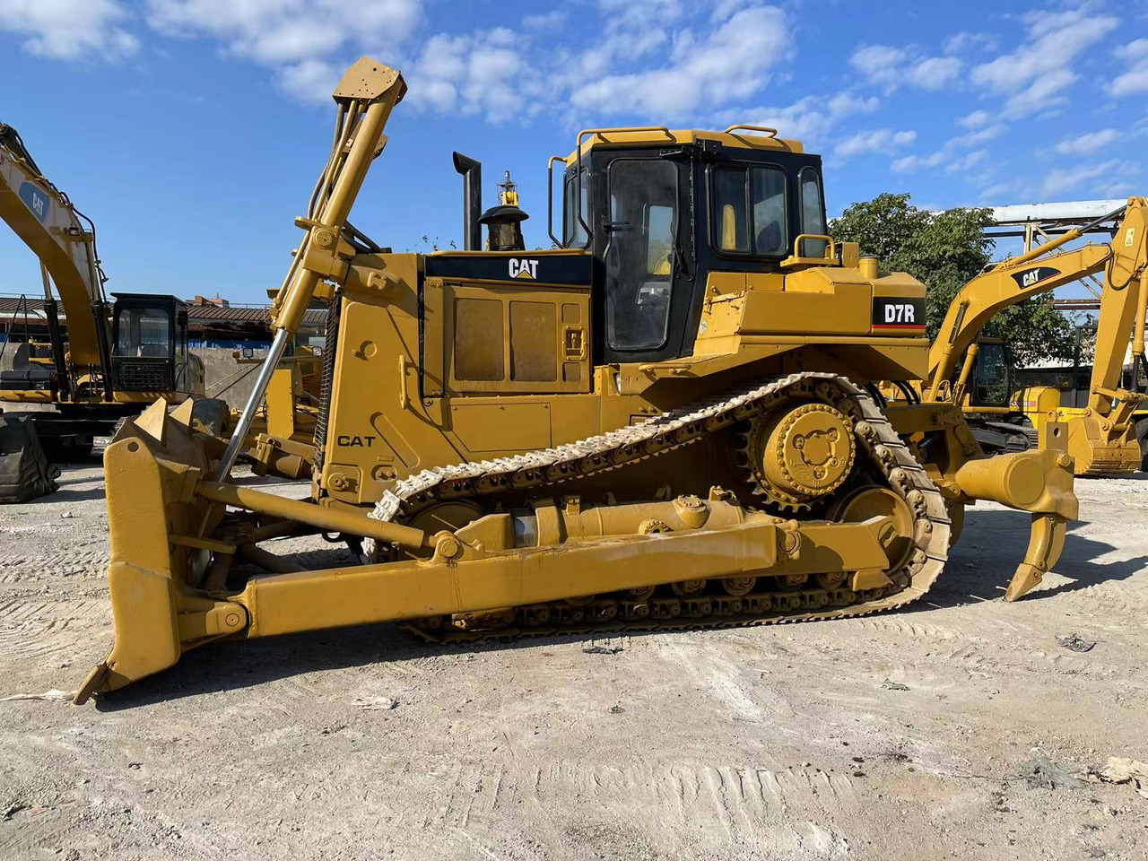 CATERPILLAR D7R - Buldózer: 5 kép. CATERPILLAR D7R - Buldózer: 5 kép.