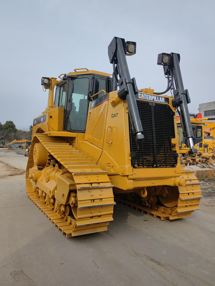 CATERPILLAR D8T - Buldózer: 2 kép. CATERPILLAR D8T - Buldózer: 2 kép.
