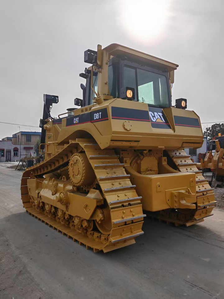 CATERPILLAR D8T - Buldózer: 5 kép. CATERPILLAR D8T - Buldózer: 5 kép.