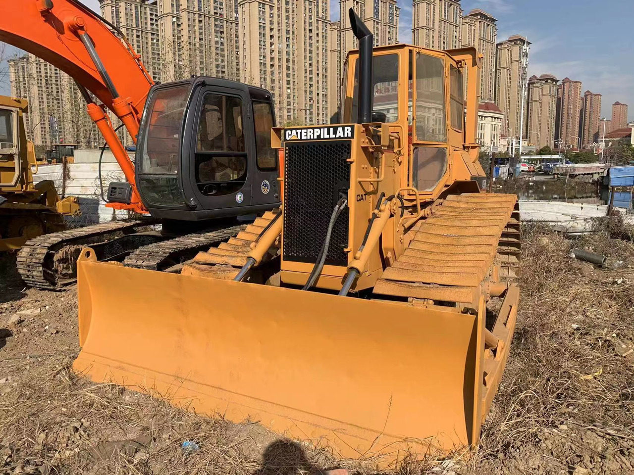 CATERPILLAR - Buldózer: 2 kép. CATERPILLAR - Buldózer: 2 kép.