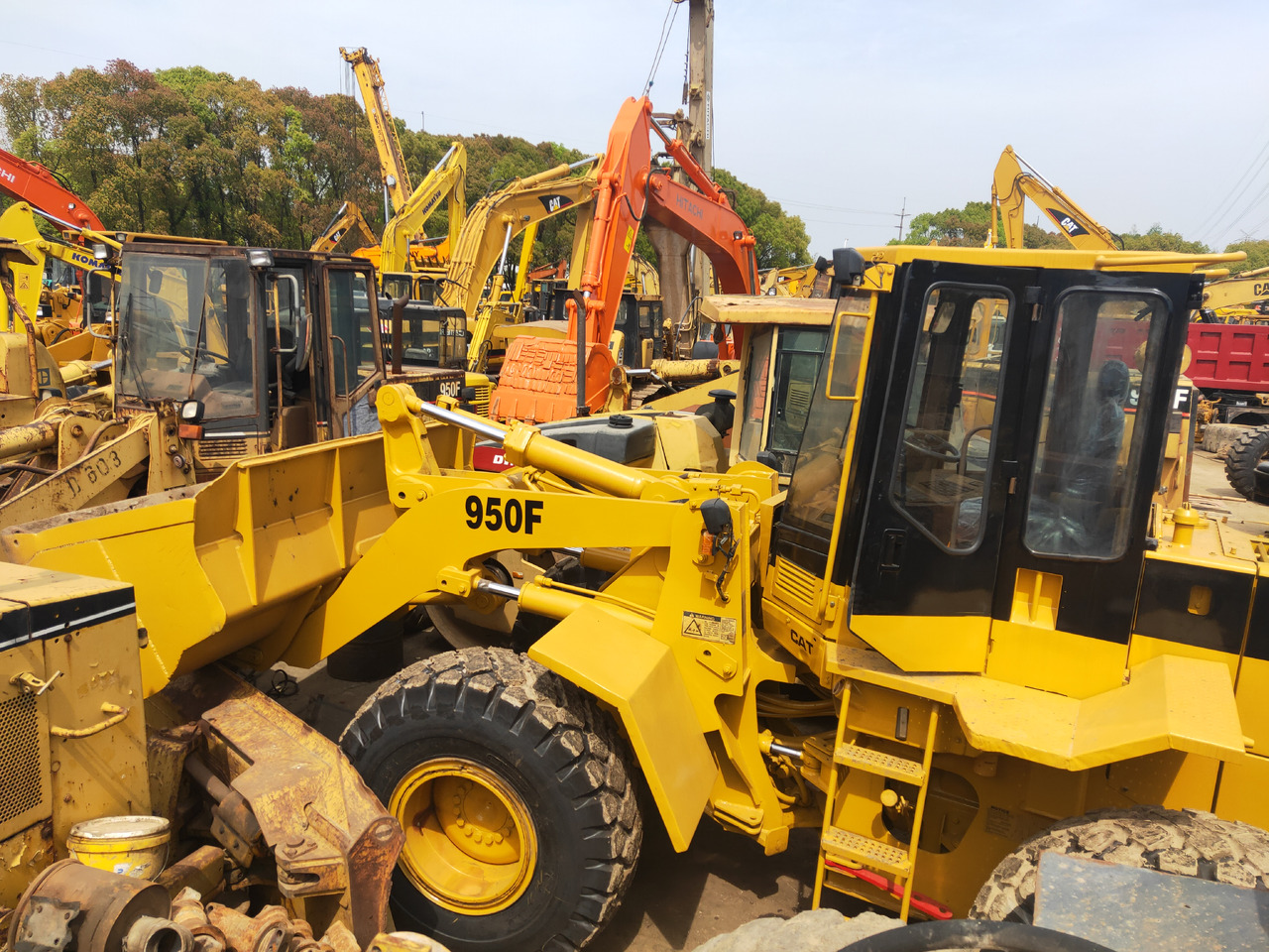 CATERPILLAR Wheel Loader  950F Click Here for Discount - Gumikerekes homlokrakodó: 5 kép. CATERPILLAR Wheel Loader  950F Click Here for Discount - Gumikerekes homlokrakodó: 5 kép.