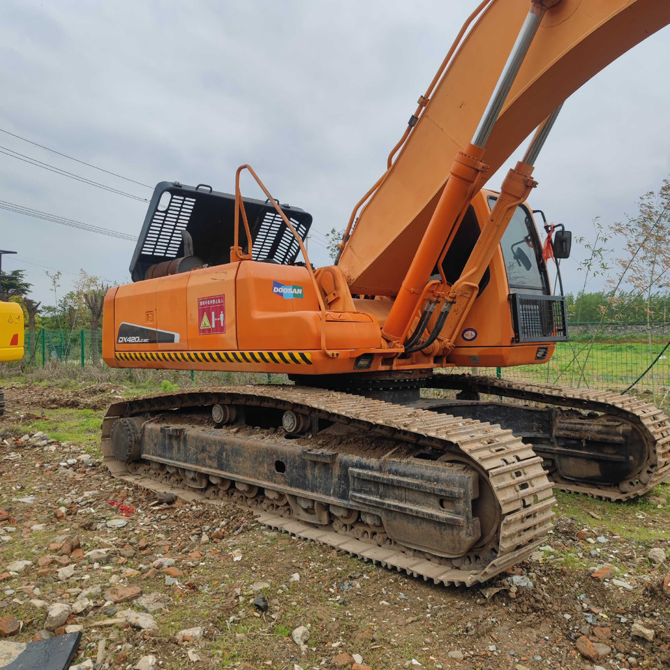 Crawler Excavator DH420 - Lánctalpas kotró: 5 kép. Crawler Excavator DH420 - Lánctalpas kotró: 5 kép.
