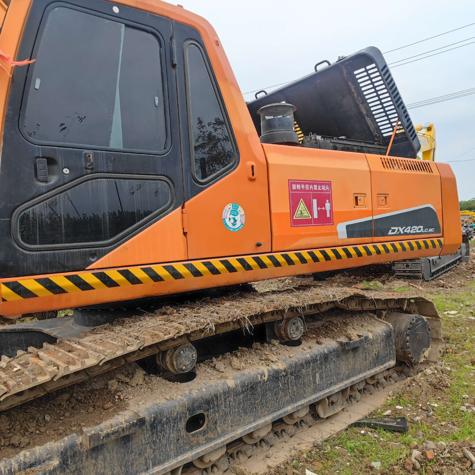 Crawler Excavator DH420 - Lánctalpas kotró: 2 kép. Crawler Excavator DH420 - Lánctalpas kotró: 2 kép.