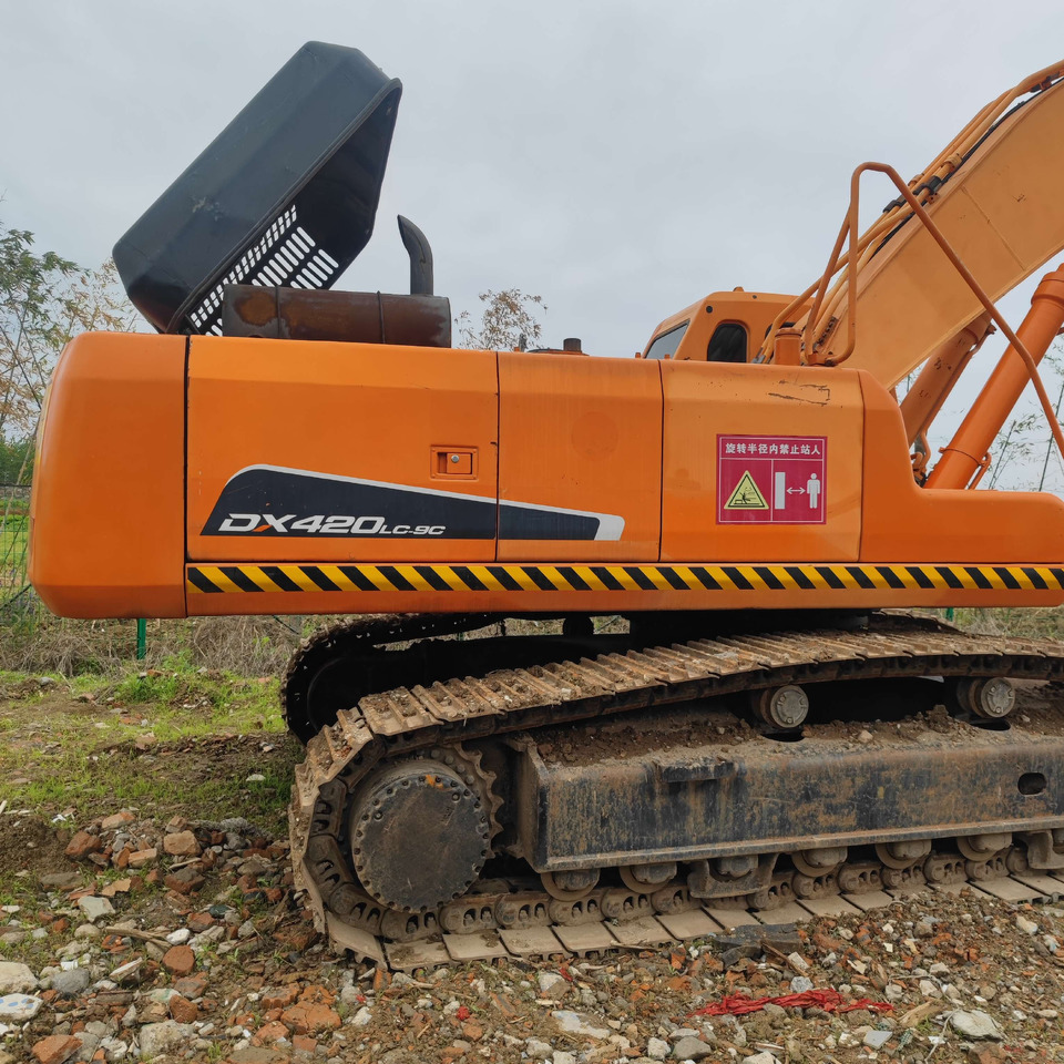 Crawler Excavator DH420 - Lánctalpas kotró: 3 kép. Crawler Excavator DH420 - Lánctalpas kotró: 3 kép.