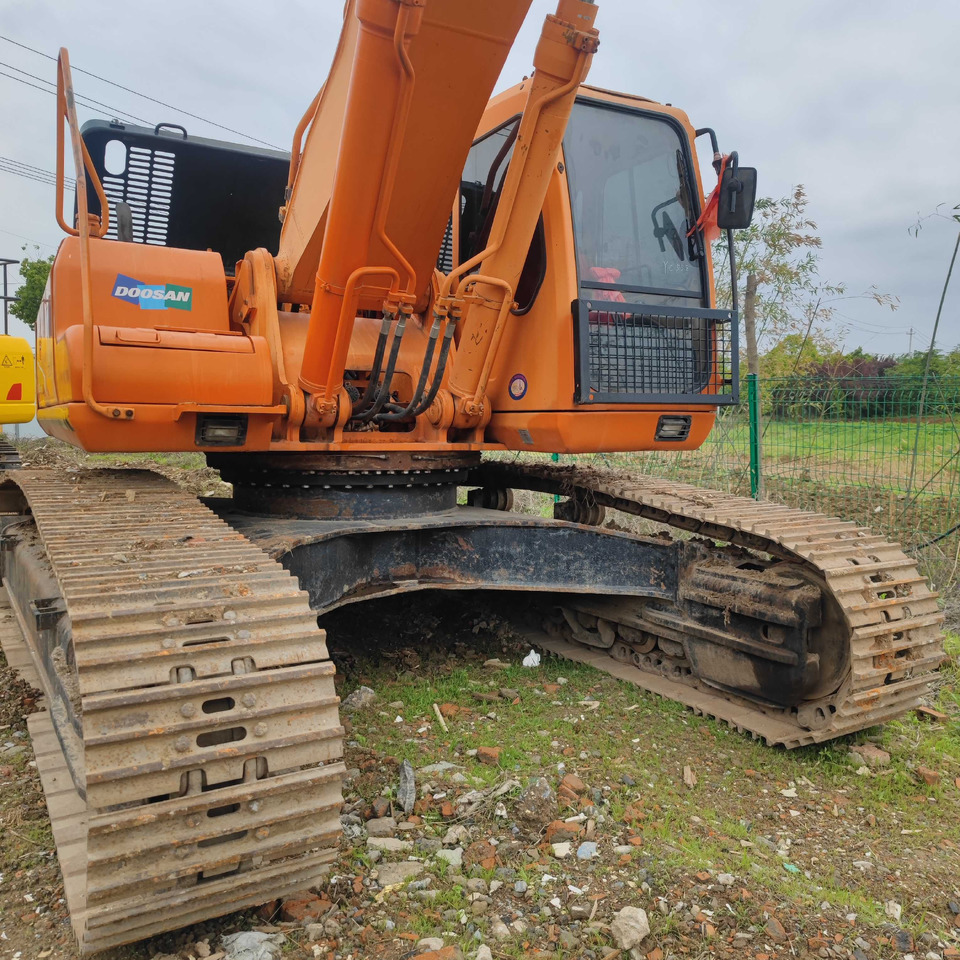 Crawler Excavator DH420 - Lánctalpas kotró: 4 kép. Crawler Excavator DH420 - Lánctalpas kotró: 4 kép.
