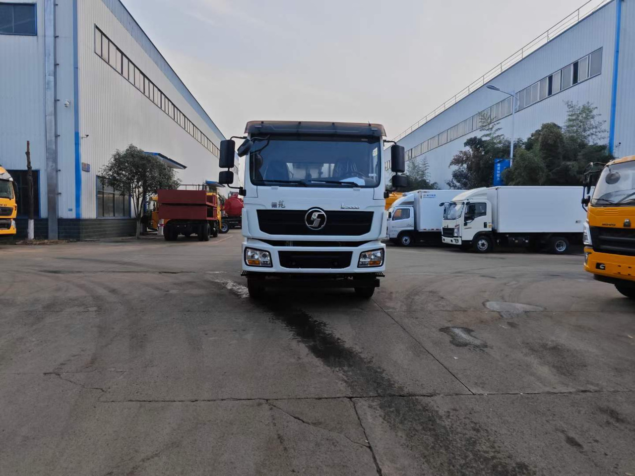 DONGFENG Asphalt Spreader - Útburkológép: 4 kép. DONGFENG Asphalt Spreader - Útburkológép: 4 kép.