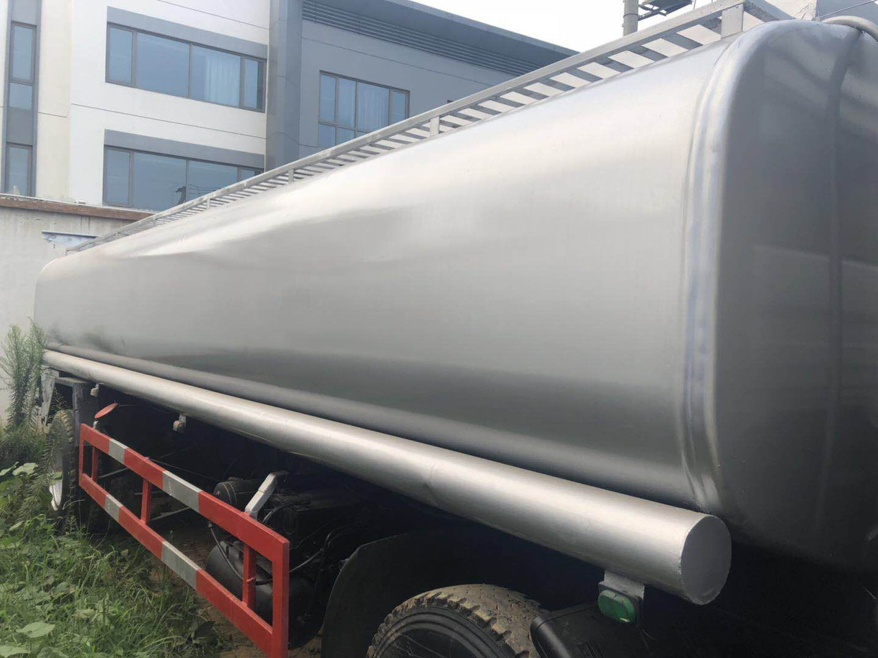 DONGFENG fuel tanker CLICK HERE FOR DISCOUNT - Tartályos teherautó: 3 kép. DONGFENG fuel tanker CLICK HERE FOR DISCOUNT - Tartályos teherautó: 3 kép.